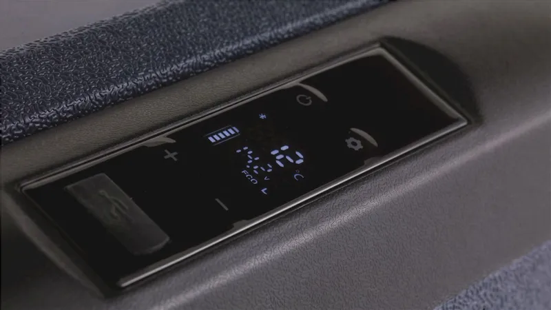 Outwell Arctic Chill 30 Compressor Koelbox - 29 Liter - Blauw 8 Outwell Arctic Chill 30 Compressor Koelbox - 29 Liter - Blauw - Afbeelding 6