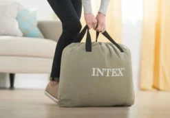 Intex Deluxe Pillow Rest Raised Luchtbed - Queensize (152 Cm) 16 Intex Deluxe Pillow Rest Raised Luchtbed - Queensize (152 Cm) -Buiten Kamperen 1320 1900 64136 inuse1 2017 300