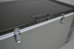 Engel MD60F Compressor Koelbox - 60 Liter 9 Engel MD60F Compressor Koelbox - 60 Liter -Buiten Kamperen 1900 2849 md60f verschluss detail