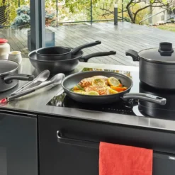 Tefal Titanium Fusion Koekenpan - Ø 21 Cm 12 Tefal Titanium Fusion Koekenpan - Ø 21 Cm -Buiten Kamperen 2tefal titanium fusion koekenpan sfeerfoto 3 1